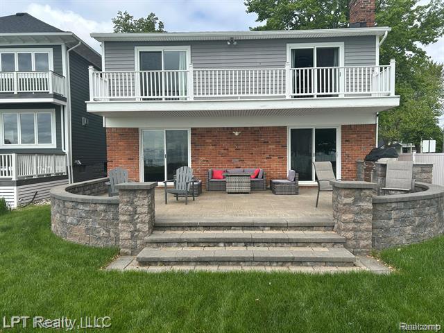front view picture of 30116 Jefferson, Saint Clair Shores, MI. 48082