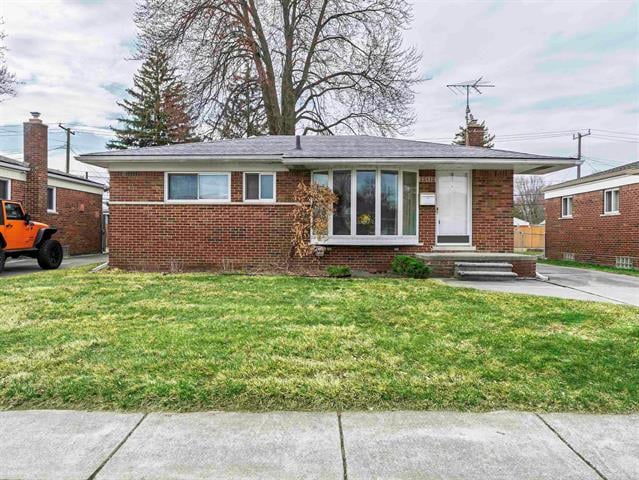 front view picture of 22612 Raymond Ct, Saint Clair Shores, MI. 48082