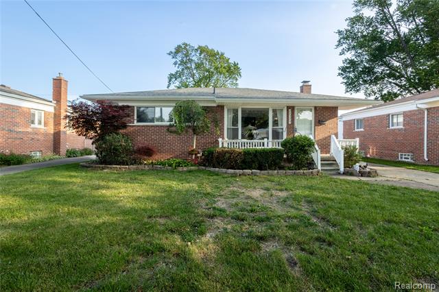 front view picture of 22520 Raymond Ct, Saint Clair Shores, MI. 48082