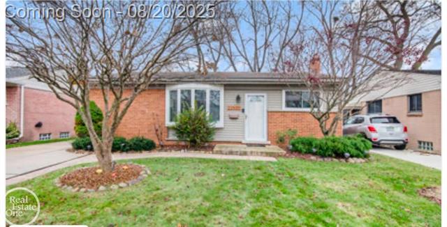 front view picture of 22500 Raymond Ct, Saint Clair Shores, MI. 48082