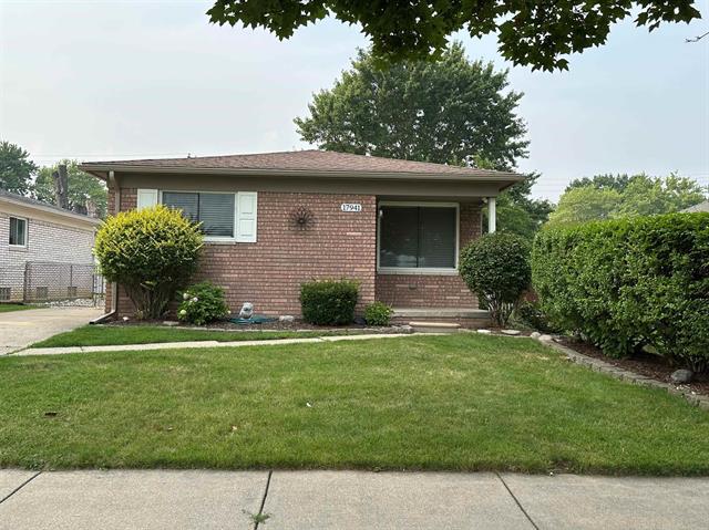 front view picture of 17941 Pasadena, Roseville, MI. 48066