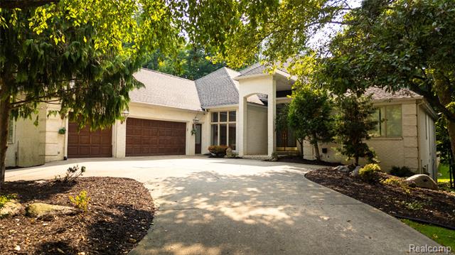 front view picture of 43564 Scenic Ln, Northville, MI. 48167