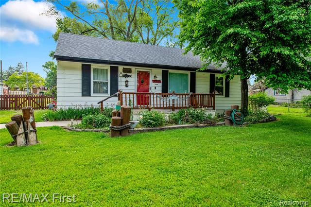 front view picture of 30555 Park, Roseville, MI. 48066