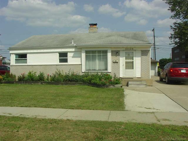 front view picture of 31136 Lyons Circle E, Warren, MI. 48092