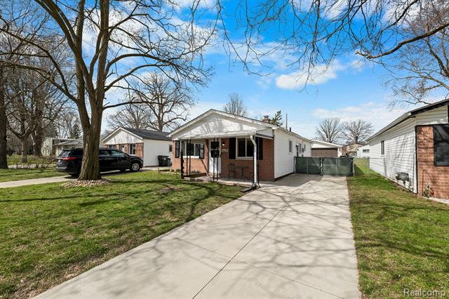front view picture of 19025 Illinois, Roseville, MI. 48066