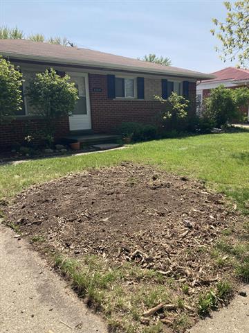 front view picture of 21216 13 Mile Rd, Saint Clair Shores, MI. 48082