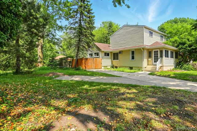 front view picture of 22521 Hoffman, Saint Clair Shores, MI. 48082
