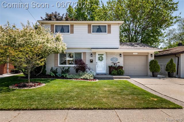 front view picture of 15840 13 Mile, Roseville, MI. 48066