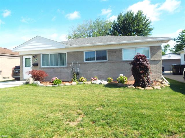 front view picture of 22101 Violet, Saint Clair Shores, MI. 48082