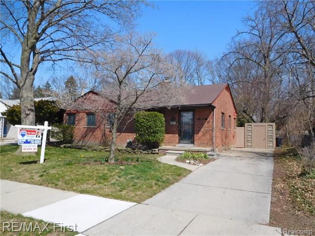 front view picture of 31412 Lyons Circle E, Warren, MI. 48092