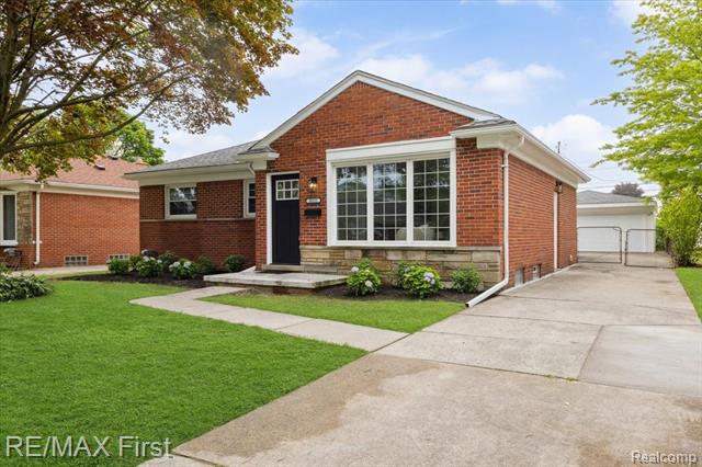 front view picture of 31111 Angeline Ct E, Saint Clair Shores, MI. 48082