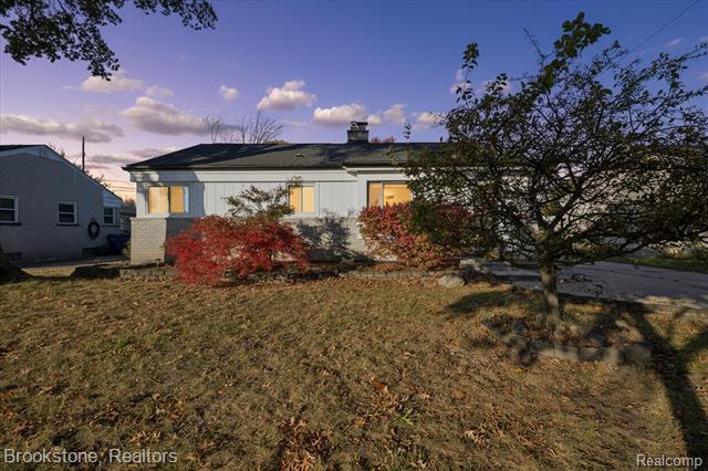 front view picture of 31401 Lyons Circle E, Warren, MI. 48092