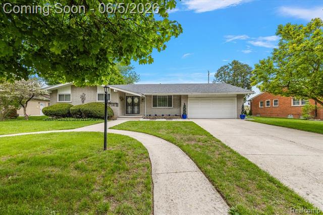 front view picture of 17141 Westhampton Rd, Southfield, MI. 48075