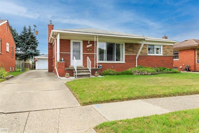 front view picture of 18036 Summer Lane No, Fraser, MI. 48026