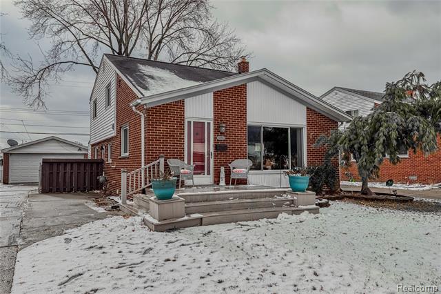 front view picture of 17858 Summer Lane So, Fraser, MI. 48026