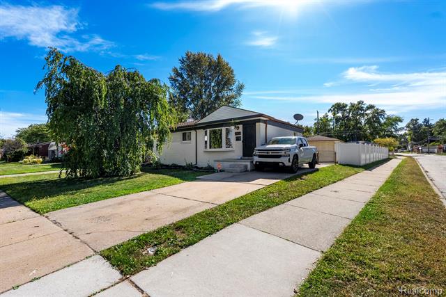 front view picture of 22904 Detour, Saint Clair Shores, MI. 48082