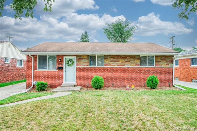 front view picture of 17762 Breezeway, Fraser, MI. 48026