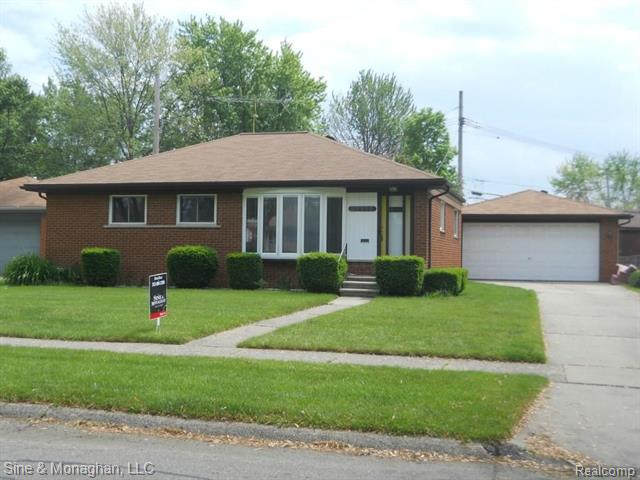 front view picture of 21712 Parkway, Saint Clair Shores, MI. 48082