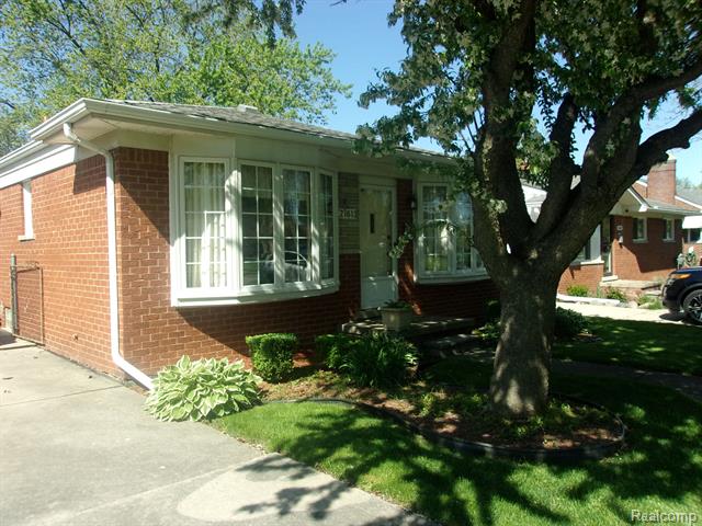 front view picture of 21613 Parkway, Saint Clair Shores, MI. 48082