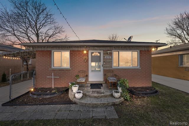 front view picture of 32209 Ruehle, Warren, MI. 48093