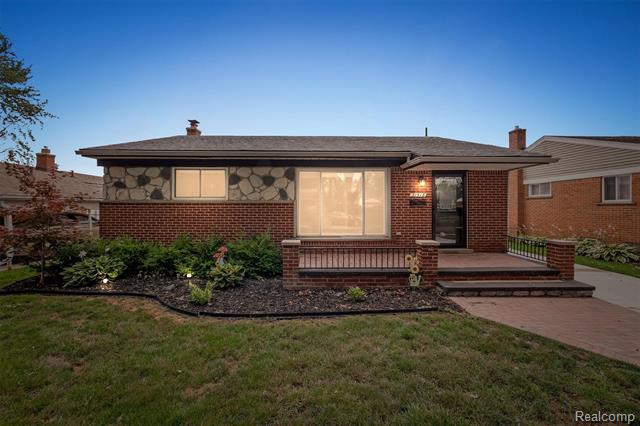 front view picture of 21518 Parkway, Saint Clair Shores, MI. 48082