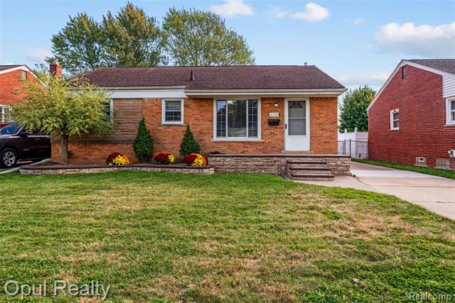front view picture of 21542 Parkway, Saint Clair Shores, MI. 48082