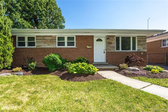 front view picture of 21530 Parkway, Saint Clair Shores, MI. 48082