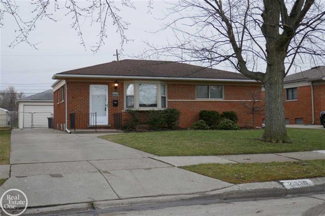 front view picture of 21630 Parkway, Saint Clair Shores, MI. 48082