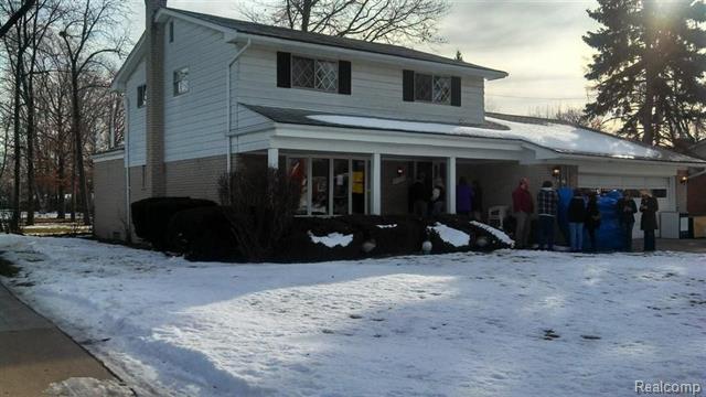 front view picture of 31430 Kelly, Roseville, MI. 48066