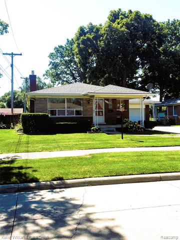 front view picture of 21312 Parkway, Saint Clair Shores, MI. 48082