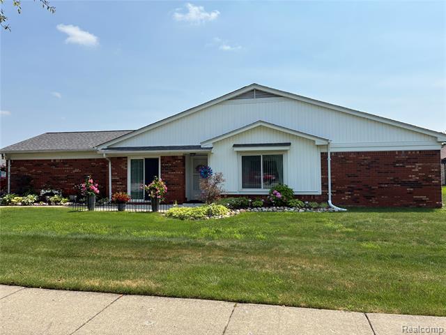 front view picture of 11604 Joseph Leonard Ct, Warren, MI. 48093