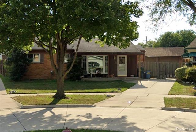 front view picture of 31931 Courtland, Saint Clair Shores, MI. 48082