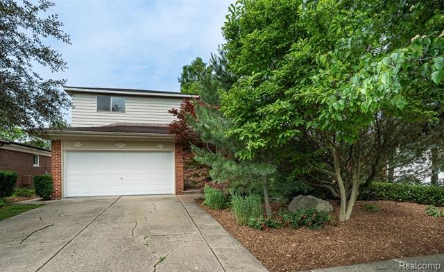 front view picture of 32353 Gainsborough, Warren, MI. 48088