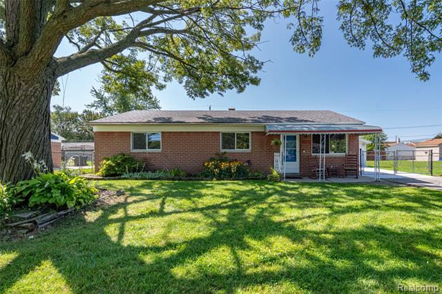 front view picture of 22634 Edgewater, Saint Clair Shores, MI. 48082
