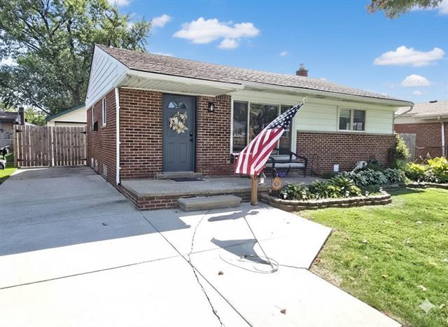 front view picture of 32020 Thorncrest, Saint Clair Shores, MI. 48082