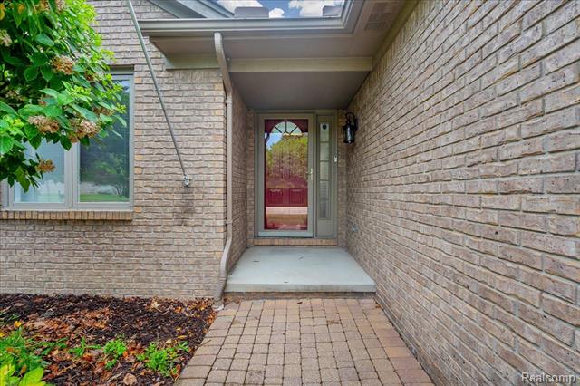 front view picture of 32529 Pine Ridge Dr, Warren, MI. 48093