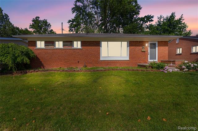 front view picture of 32531 Greenbriar, Warren, MI. 48092