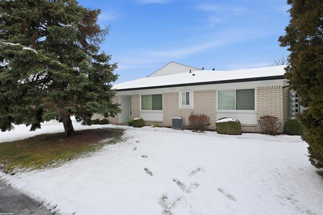front view picture of 664 Country Club Dr, Saint Clair Shores, MI. 48082