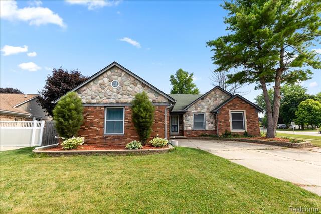 front view picture of 15991 Princeton Cour, Fraser, MI. 48026