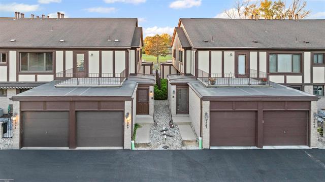 front view picture of 1049 Country Club Dr, Saint Clair Shores, MI. 48082