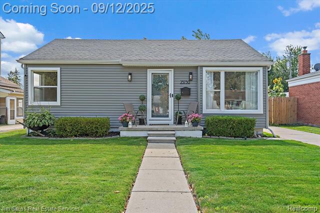 front view picture of 23730 Glenbrook, Saint Clair Shores, MI. 48082