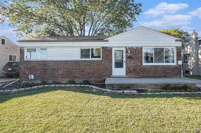 front view picture of 32419 Larkmoor, Saint Clair Shores, MI. 48082