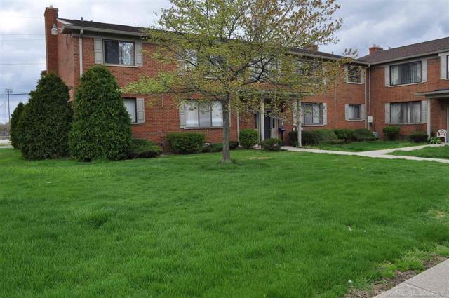 front view picture of 32700 Harper Ave, Saint Clair Shores, MI. 48082