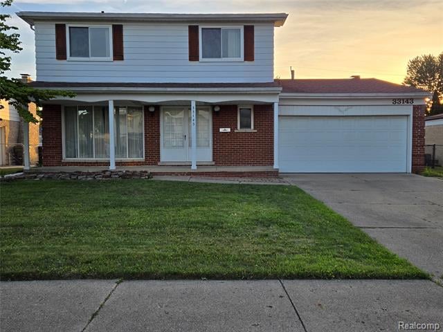front view picture of 33143 Twickingham Dr, Sterling Heights, MI. 48310