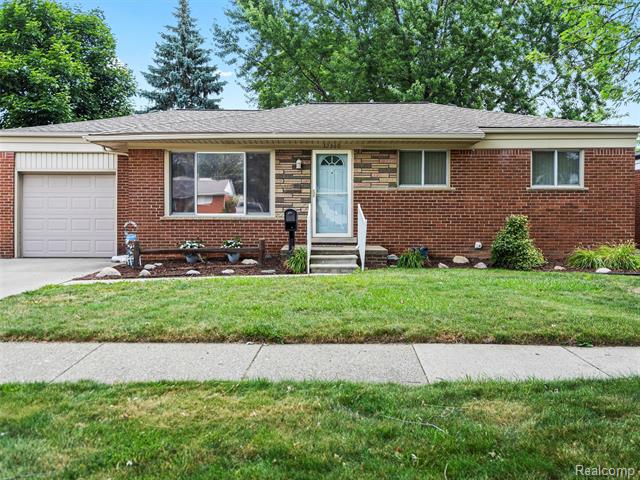 front view picture of 32360 Kelly, Roseville, MI. 48066