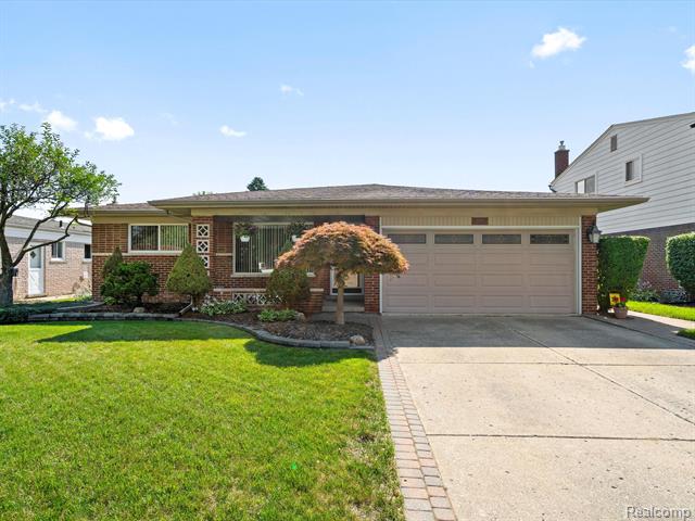 front view for 33144 Shrewsbury Dr, Sterling Heights, Mi. 48310