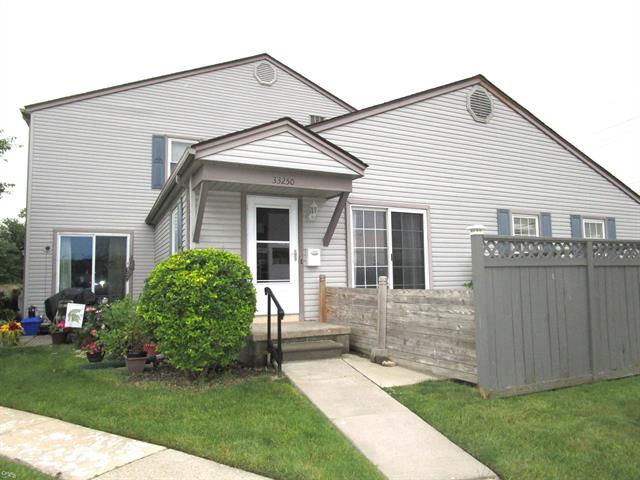 front view picture of 33250 Harper Ave, Saint Clair Shores, MI. 48082