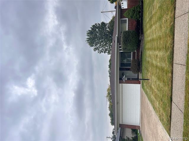 front view picture of 33164 Chatsworth Dr, Sterling Heights, MI. 48312