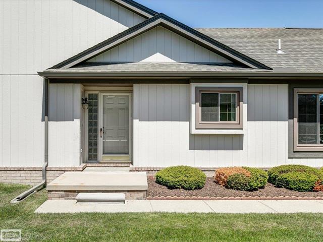 front view picture of 13407 Highland Cir, Sterling Heights, MI. 48312