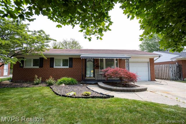 front view picture of 33316 Fraser Avenue, Fraser, MI. 48026